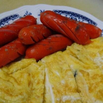 anan-hirameさん　こんにちは
ウィンナーと卵焼きは　朝食にぴったりですね
写真は二人分です
ご馳走様でした＾＾